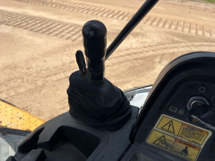 2013-caterpillar-420f-image-37