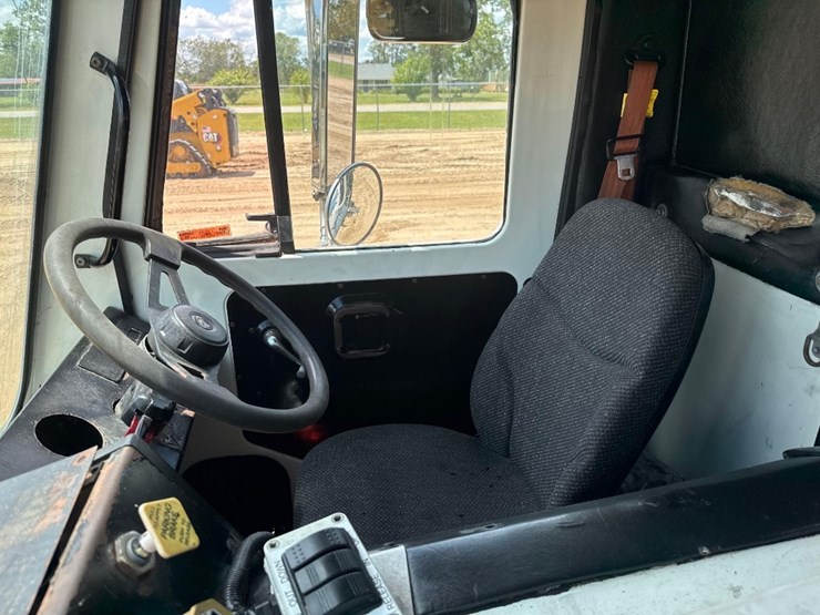 2015-mack-leu633-image-27