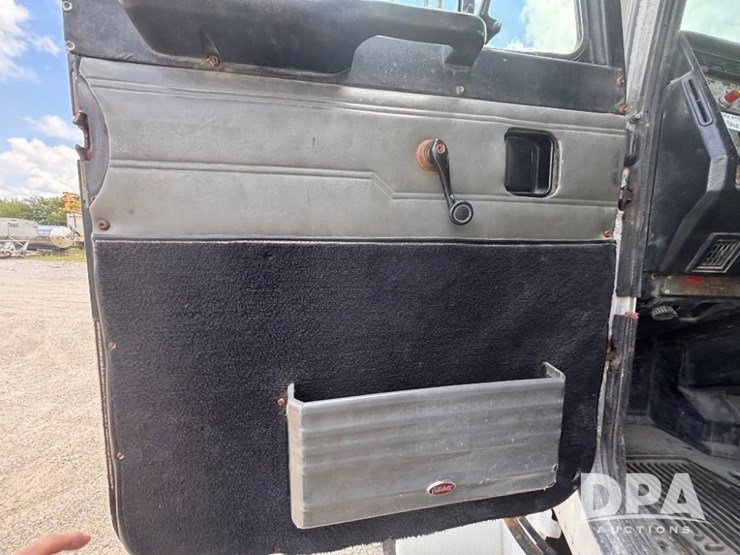 2000-peterbilt-357-image-85