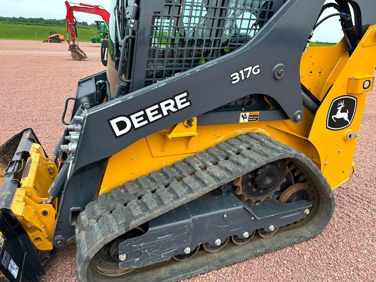2020-deere-317g-image-13