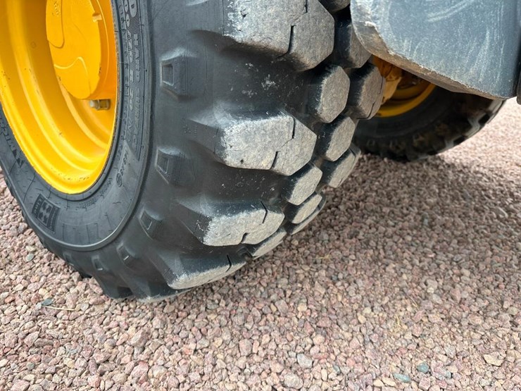 2019-deere-244l-image-12