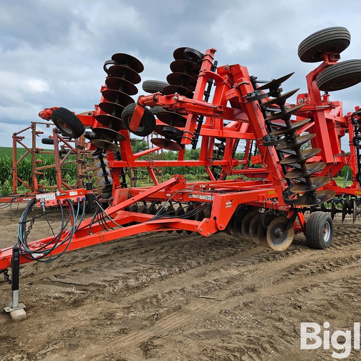 2012 KUHN Krause 8200 Flex-Wing Tandem Disk Harrow
