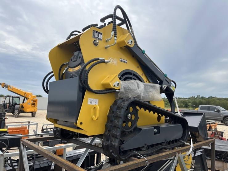 land-hero-mini-skid-steer-image-3