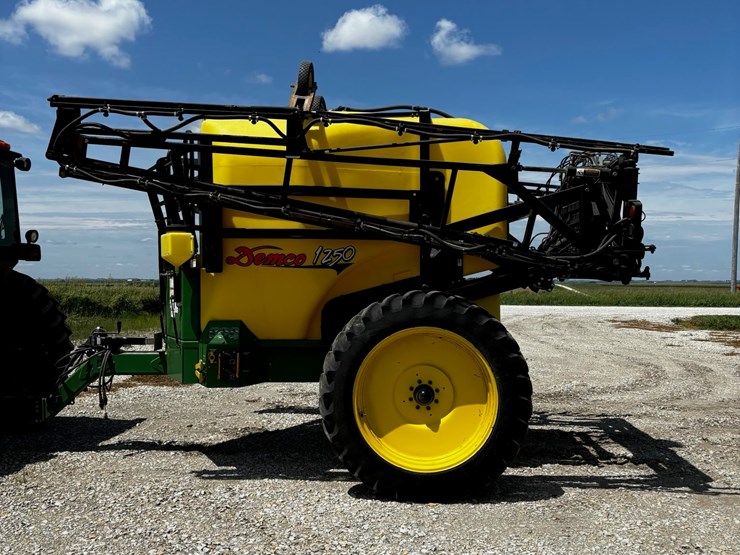 2008-denco-sprayer,-pull-type.--1250gal-and-ag-leader-monitor.-60'-boom-w/6-shut-offs-and-new-hydraulic-pump.-antenna-with-auto-steer.-image-2