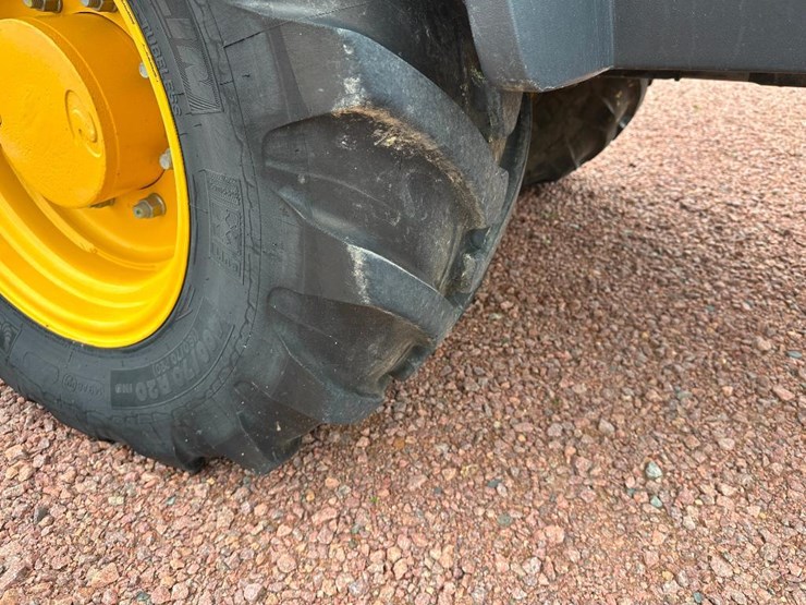 2017-deere-304l-image-16