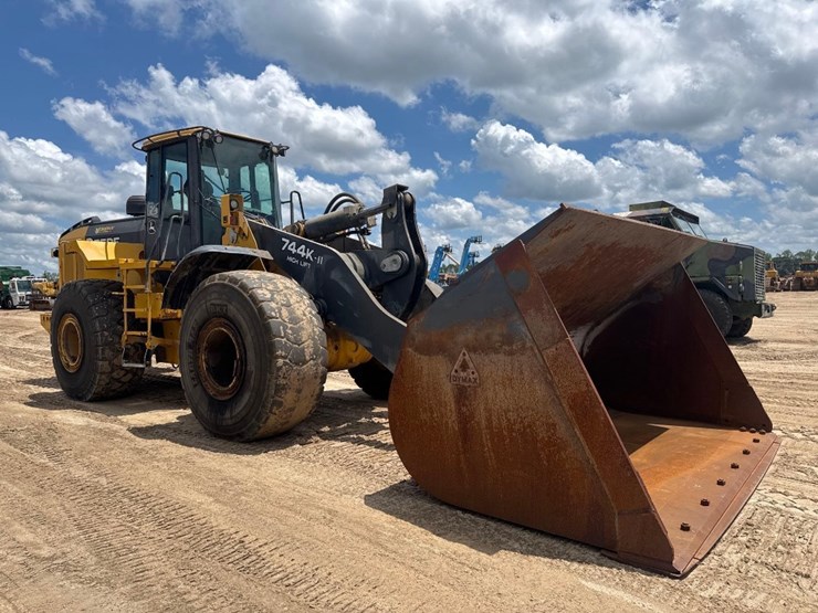 2015-deere-744k-image-4