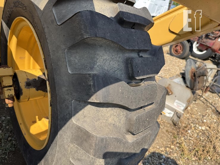 2000-deere-1812c-image-9
