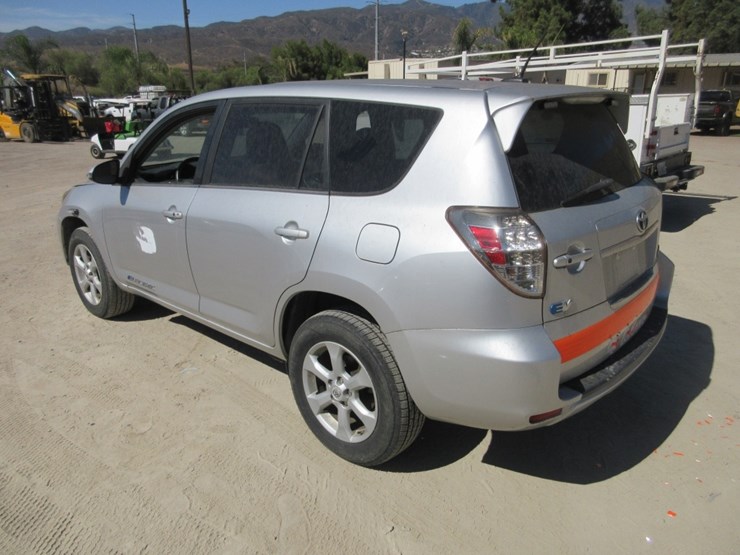2014-toyota-rav4-image-2