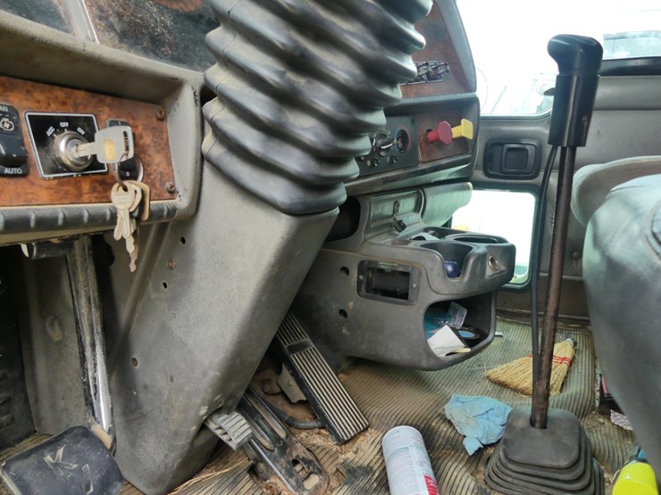2004-kenworth-t800-image-18