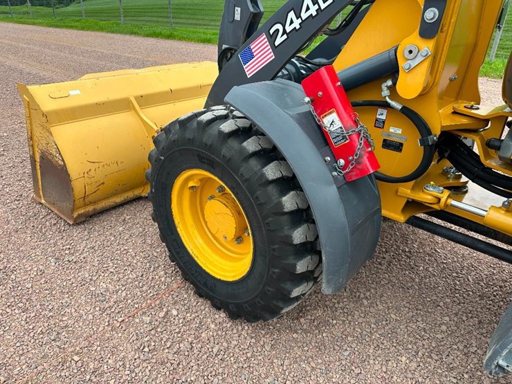 2019-deere-244l-image-8