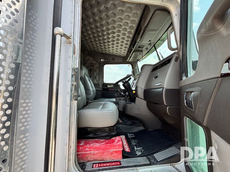 2014-kenworth-t660-image-89