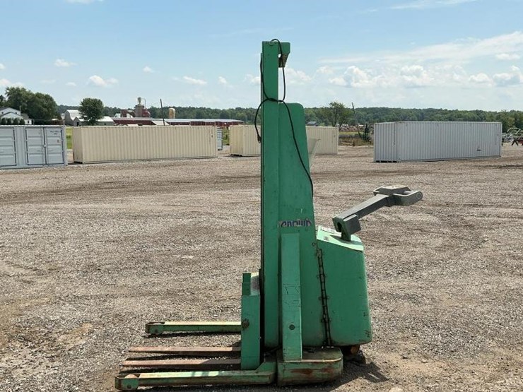 #1350-•-crown-electric-forklift-image-2