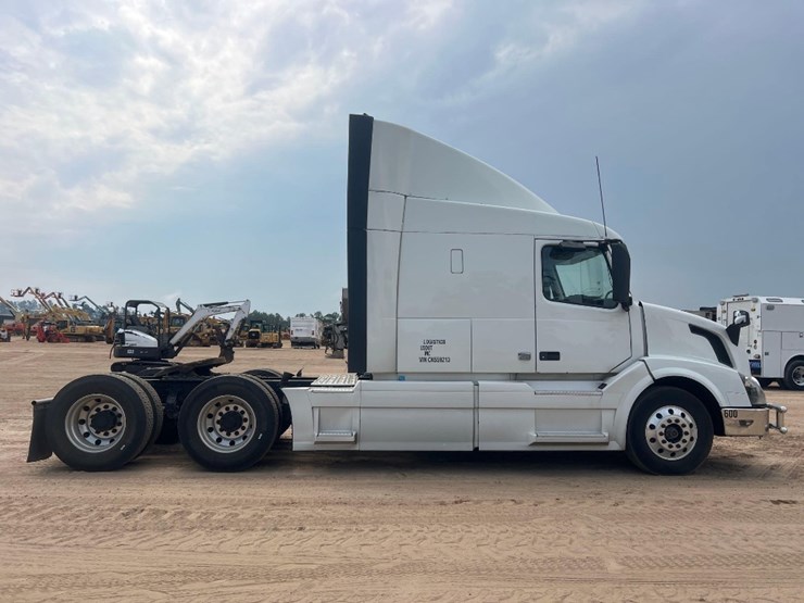 2012-volvo-dbl-sleeper-road-tractor-image-5