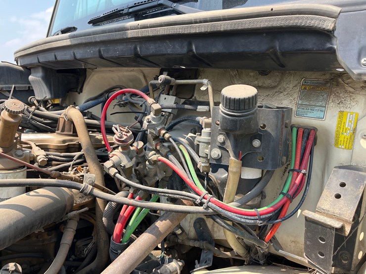 1998-freightliner-fl70-image-16