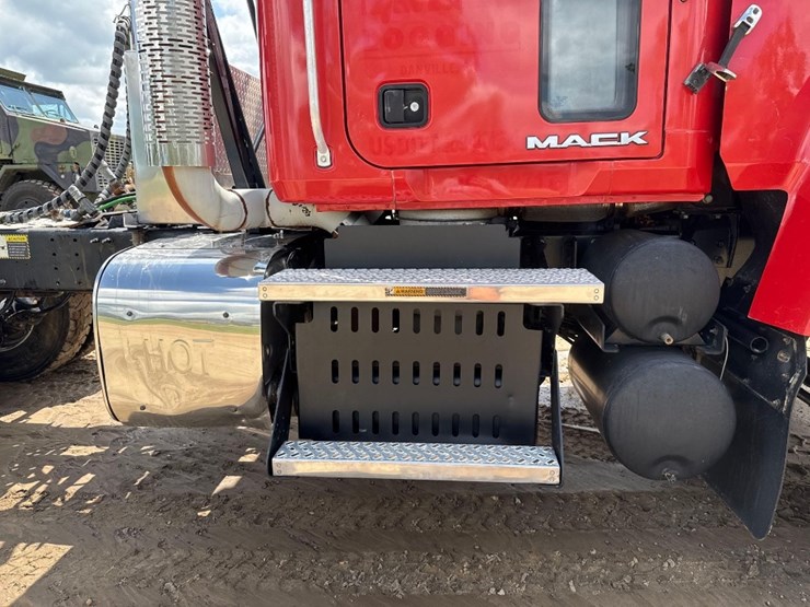 2012-mack-chu613-day-cab-flat-top-road-tractor-image-21