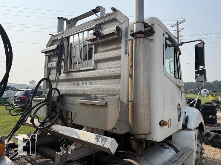 2003-freightliner-columbia-120-image-5