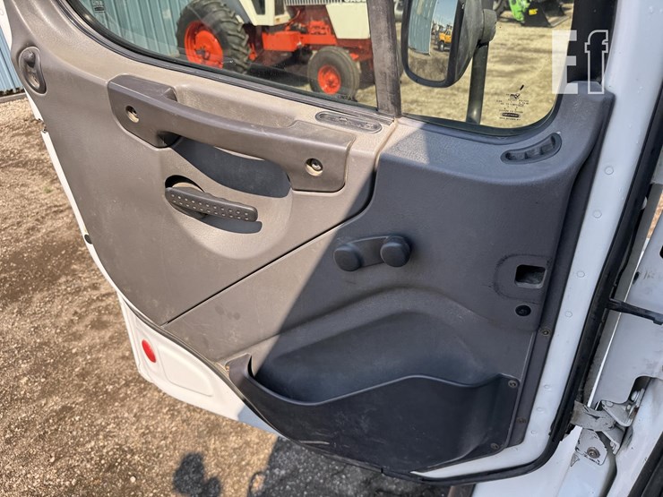 2005-freightliner-business-class-m2-106-image-51