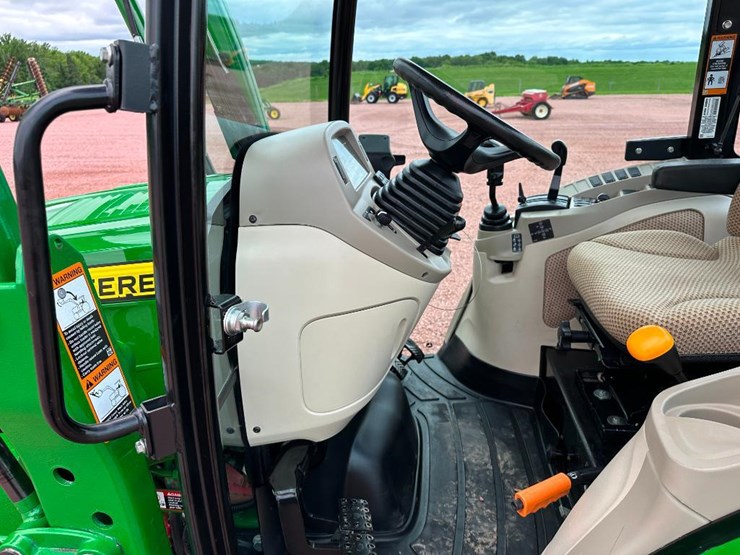 2022-john-deere-3033r-image-37