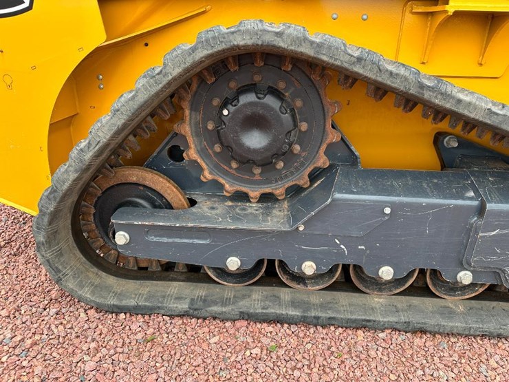 2020-deere-317g-image-22