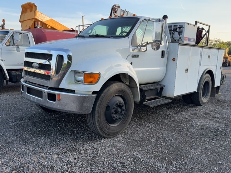 2005-ford-f750-image-1