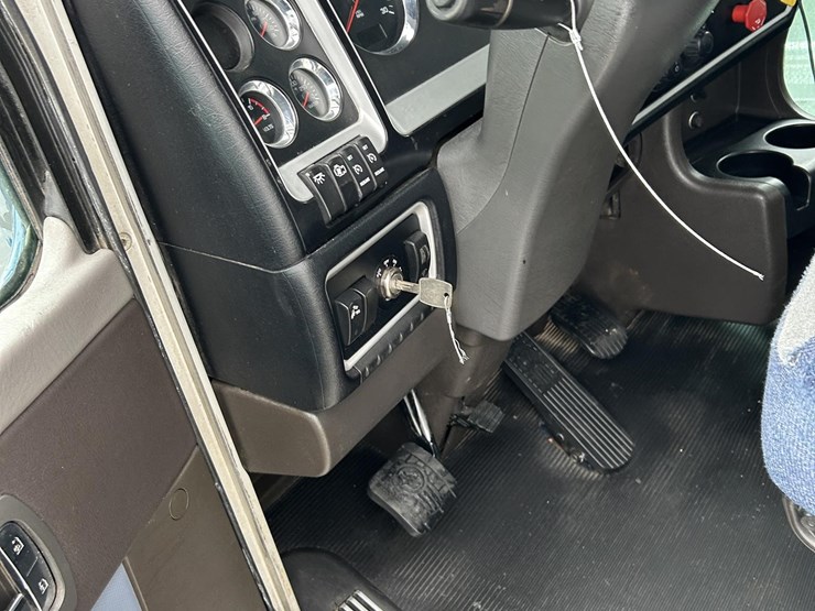 2020-kenworth-t800-image-17