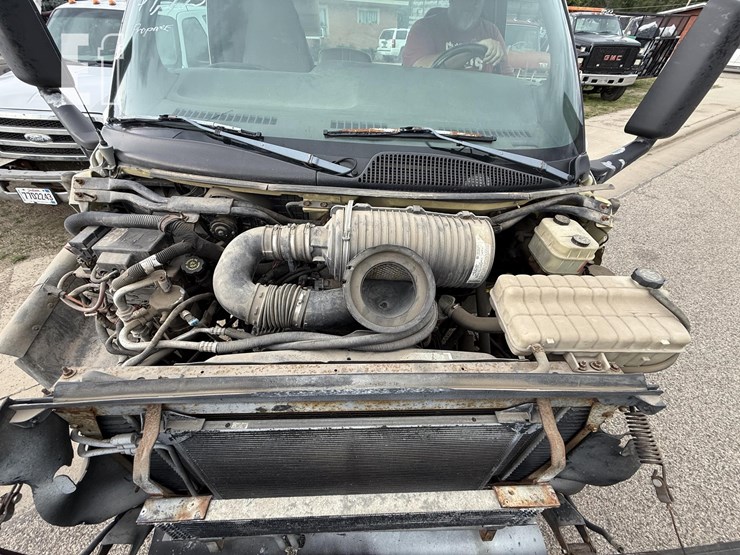 2004-gmc-5500-image-23