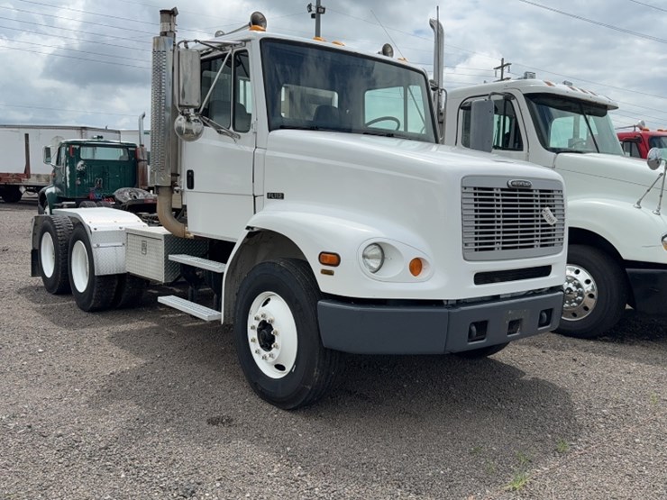 2003-freightliner-fl112-image-3