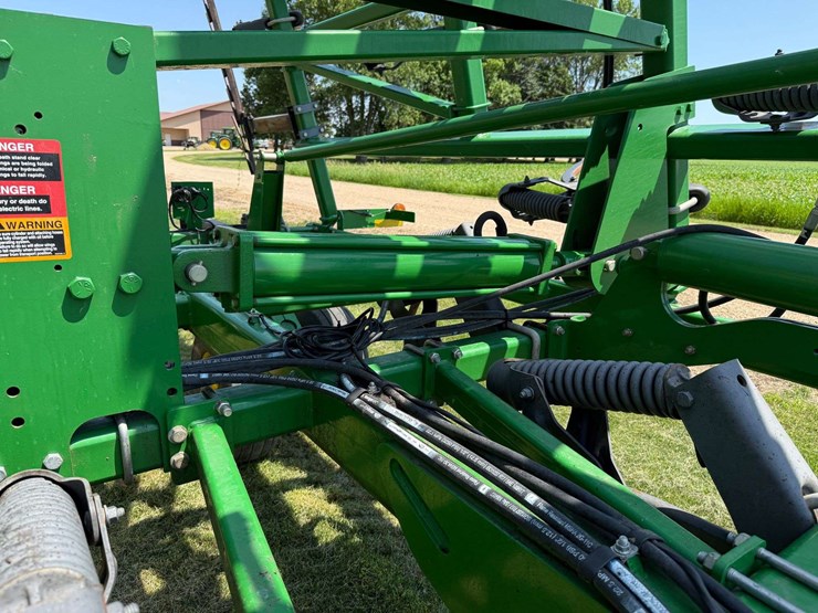 2011-john-deere-2410-image-17