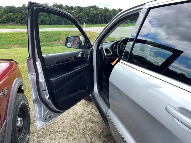 2011-jeep-grand-cherokee-laredo-image-10