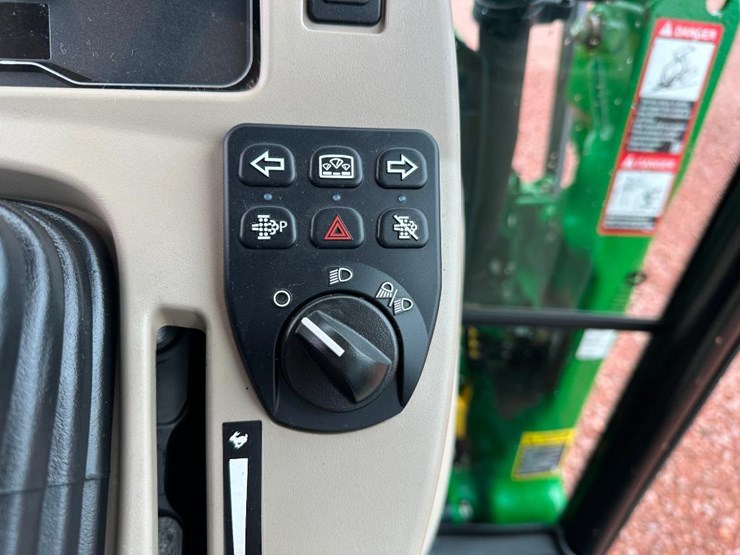 2022-john-deere-3046r-image-54