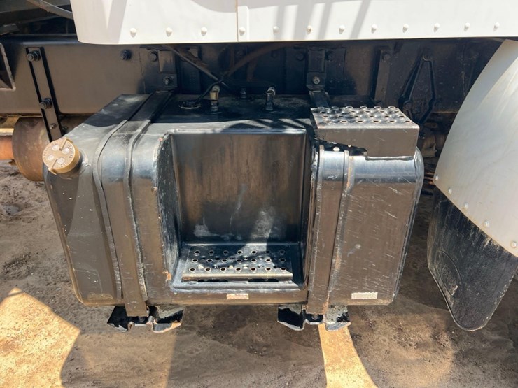 2003-peterbilt-330-image-21