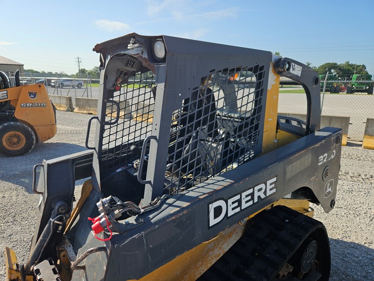 2013-deere-323d-image-21