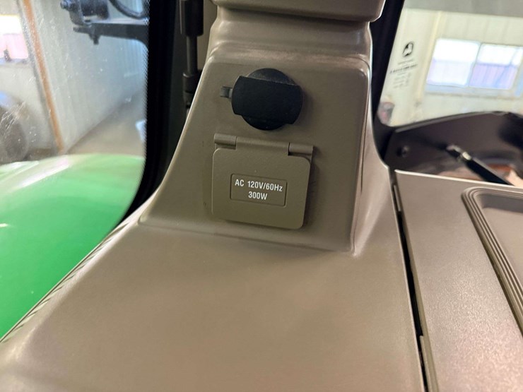 2021-john-deere-8r-340-image-77
