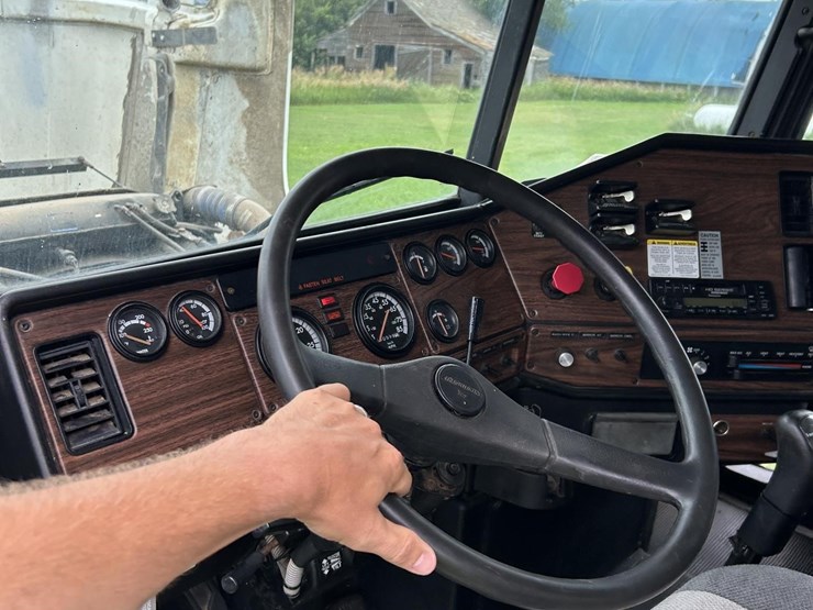 2001-freightliner-fld120-image-17