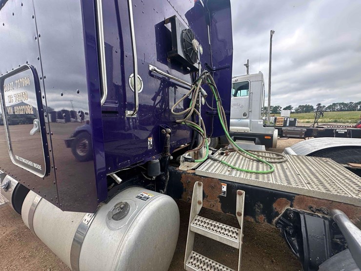 peterbilt-388-image-9
