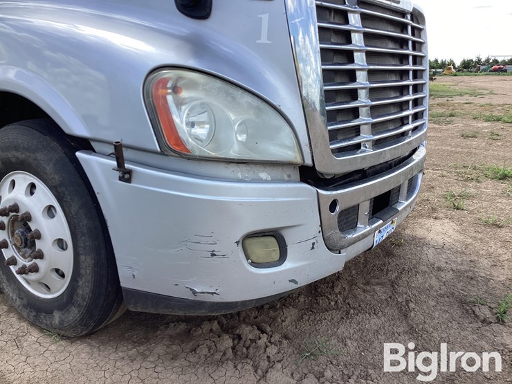 2011-freightliner-cascadia-ca125slp-t/a-truck-tractor-image-10