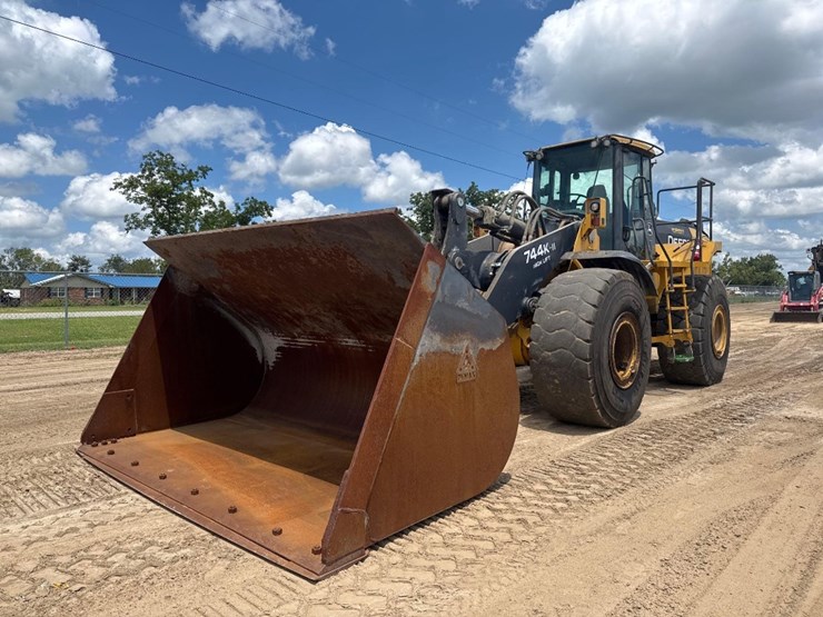2015-deere-744k-image-2