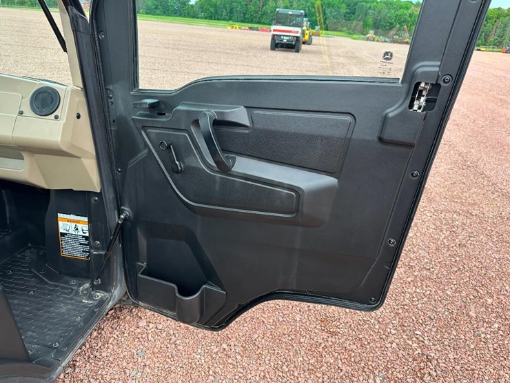 2022-john-deere-gator-image-28