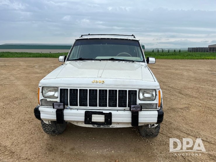 1990-jeep-cherokee-limited-image-3