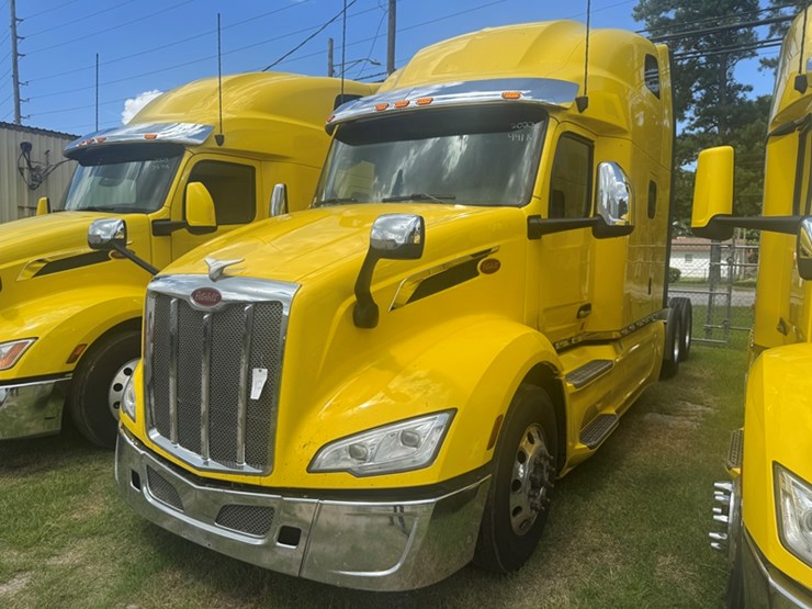 2023-peterbilt-579-image-1
