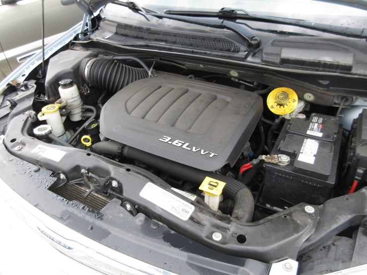 2016-chrysler-town-&-country-image-9