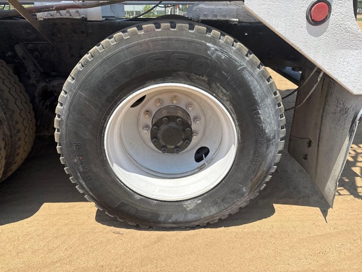 2015-peterbilt-class-8-cement-mixer-truck-image-9