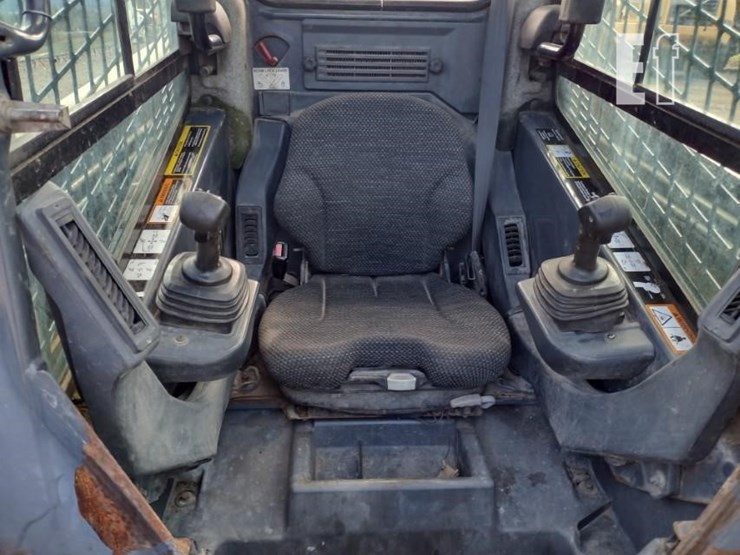 deere-323d-image-11