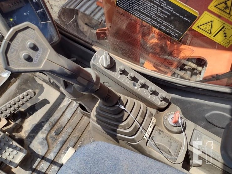 2007-hitachi-zx135us-image-9