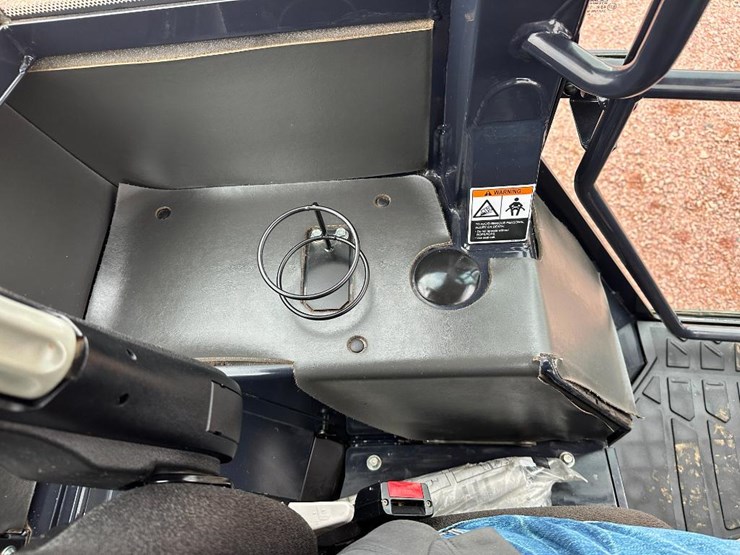 2021-kubota-r640-image-53