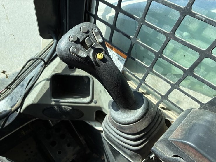 2018-bobcat-t740-image-14