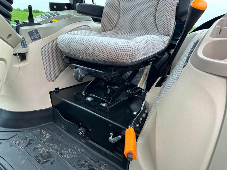 2018-john-deere-4052r-image-43