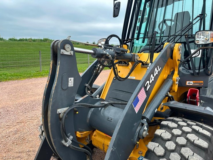 2019-deere-244l-image-31