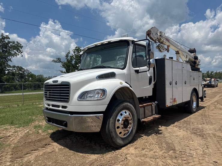 2014-freightliner-s/a-service-truck-image-2