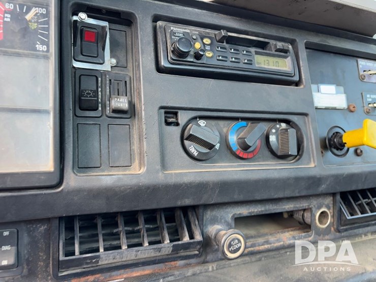 2000-international-8100-image-71